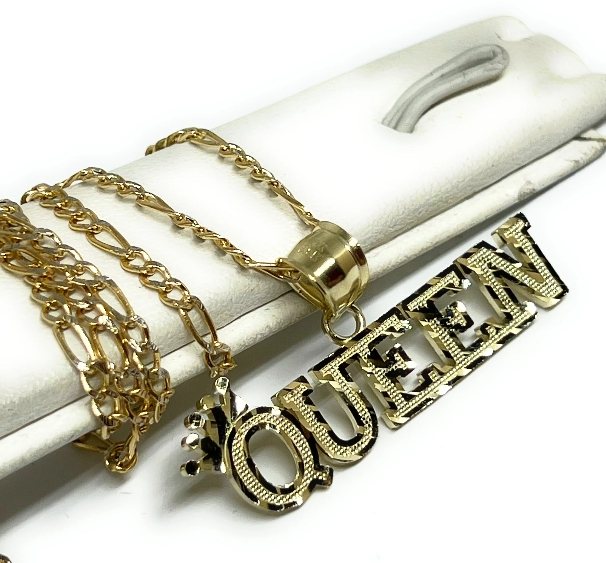 10k Solid Gold "QUEEN" Nameplate Pendant Necklace - Image 3