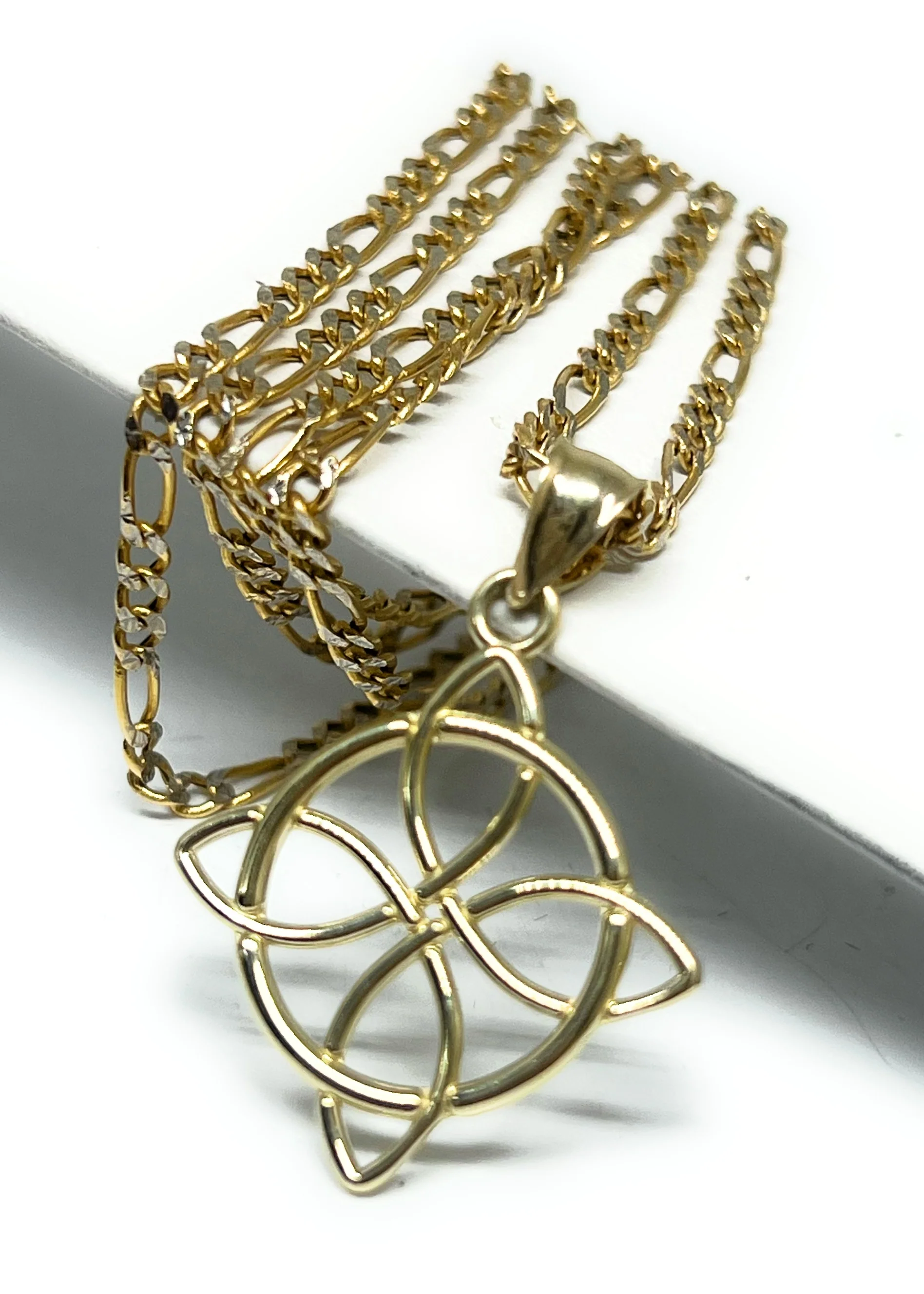 10k Solid Gold Yellow CELTIC KNOT PENDANT - Image 3